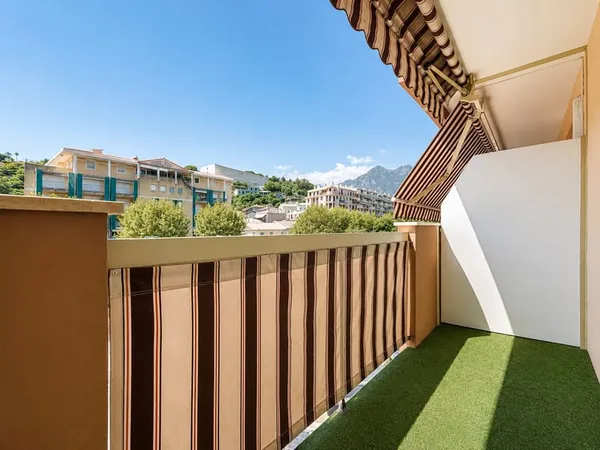 2 pièces traversant de 46,50 m2 avec extérieurs, cave et sta