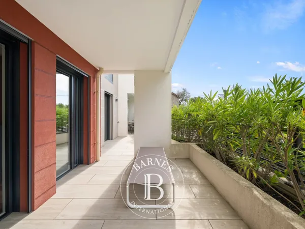 ÈZE - PROCHE VILLAGE - APPARTEMENT de 100 M² EN RÉSIDENCE AVEC PISCINE - 2 CHAMBRES