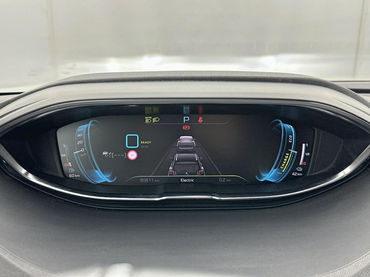 Peugeot 3008 hybrid4 300 e-eat8 gt — photo 21
