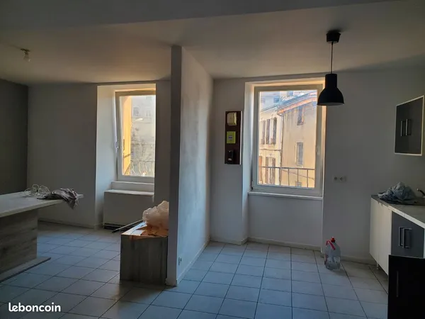 T3 très bon état clair et traversant