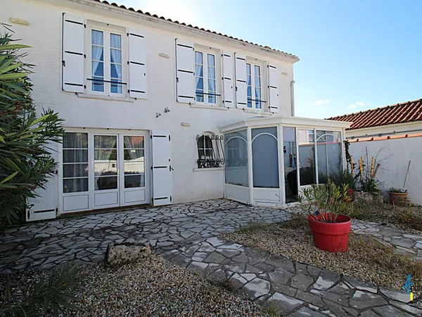 Maison en centre ville avec terrasse et jardinet