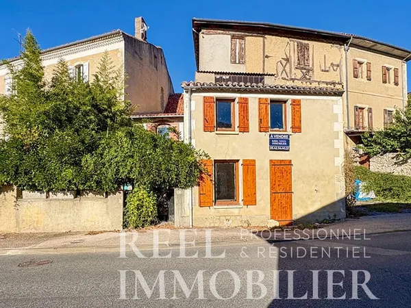 Maison de village en pierre à rénover avec cour et jardin
