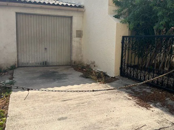 Garage 30m2 + place privative