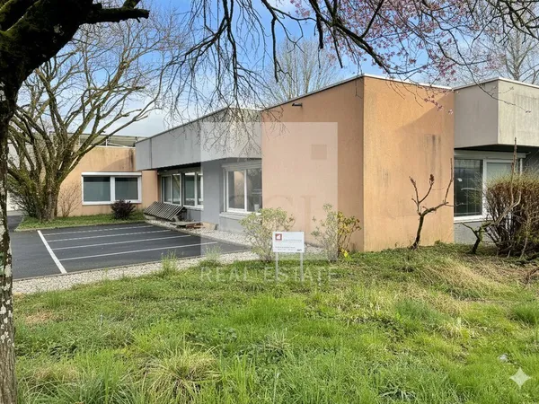 Local professionnel 235 m²