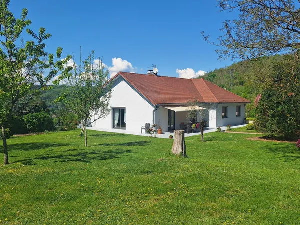 Propriété de 172m2 avec jardin, piscine creusée et vue dégagée.