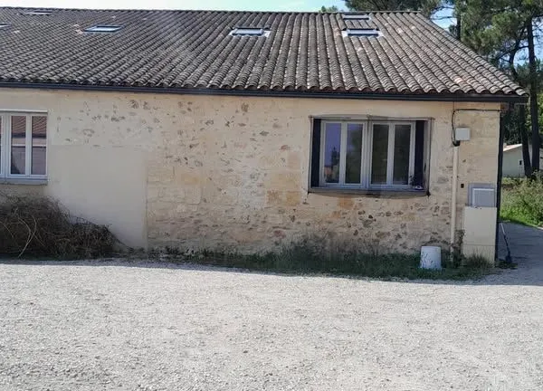 A LOUE MAISON T2 + EN PIERRE rénovée CENTRE VILLE de CAVIGNAC