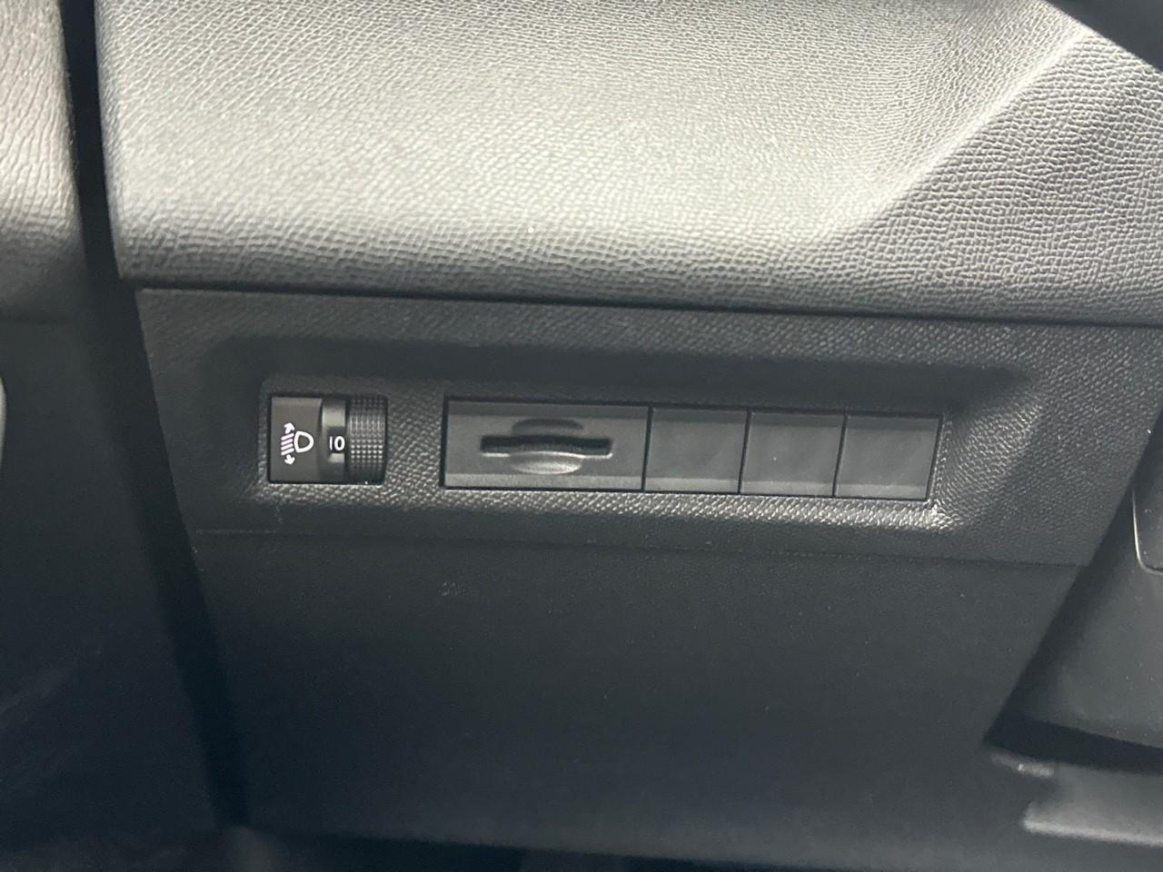 Peugeot 308 puretech 130ch s&s eat8 active pack — photo 16