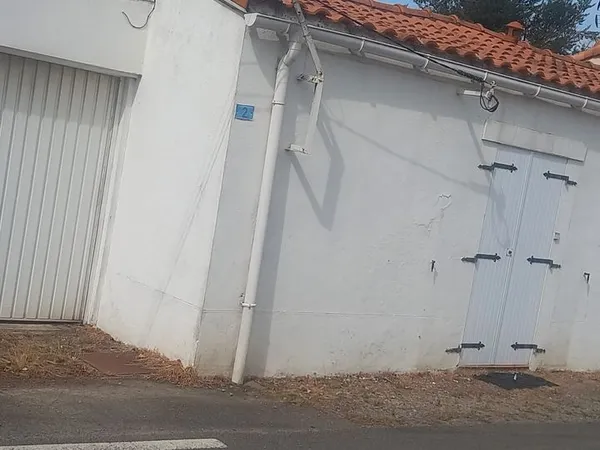 Maison individuelle avec garage et jardin clôturés