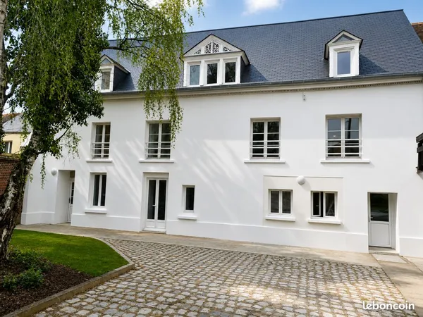 Rare logement meublé hypercentre proche gare. Parking et jardin privé