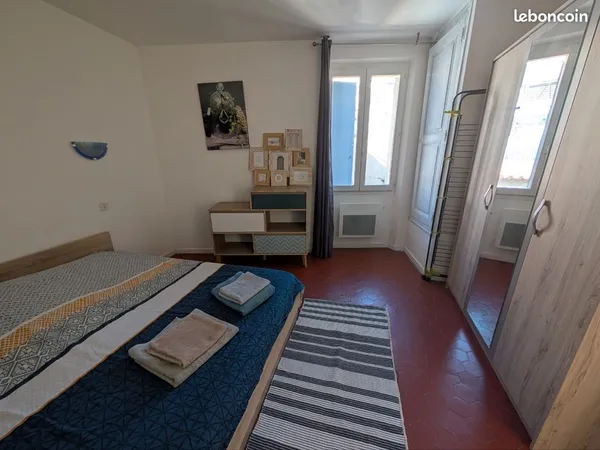 T3 meublé — Gréoux-les-Bains Proche thermes et centre. 2 chambres, pièce de vie lumineuse, cuisine é