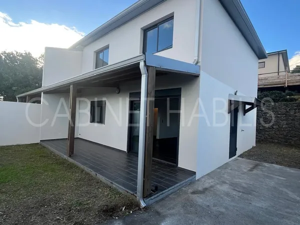 A LOUER - UNE MAISON JUMELEE F4 DE 112 M2 ENVIRON - PETITE-I