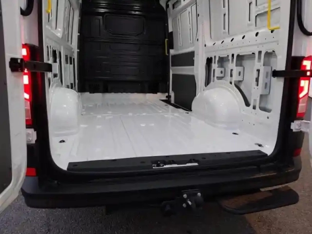 Volkswagen Crafter fg 30 l3h3 2.0 tdi 140ch business traction — photo 6