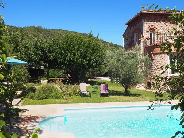 MAISON D'ARCHITECTE AVEC PISCINE, DÉPENDANCE ET VUE SUR LE CANIGOU, PRADES