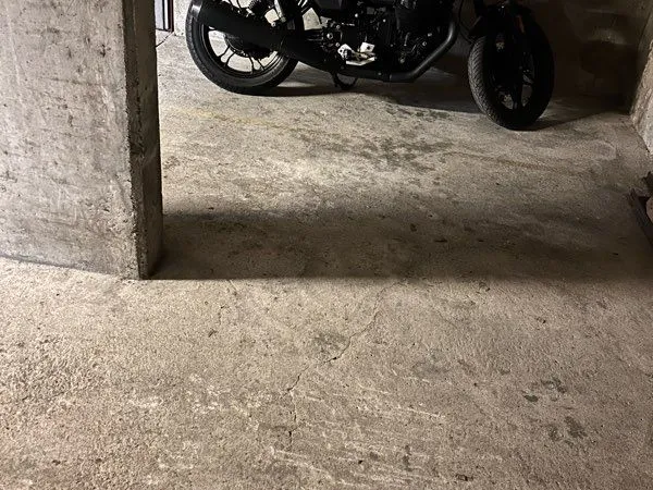 Particulier loue place de stationnement couverte 2 roues