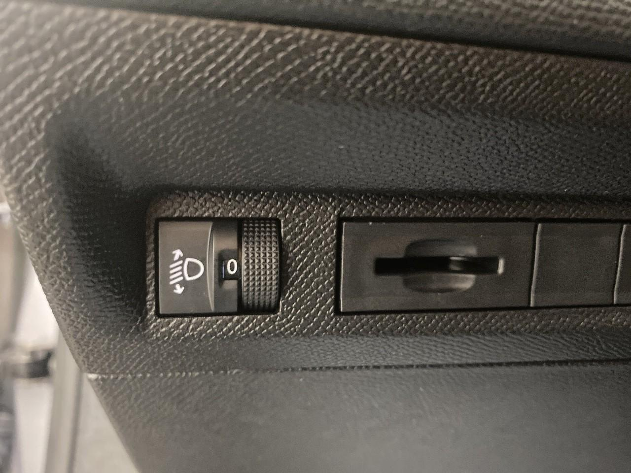 Peugeot 308 hybrid 145 e-dcs6 allure — photo 18