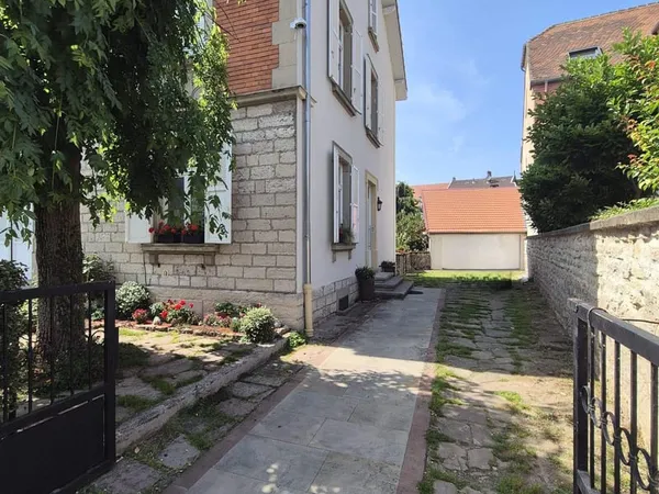 Maison de Maître proche CV et frontière