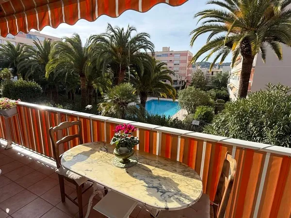 Appartement f2 Terrasse  06220 Vallauris Viager Occupé Mr 80 ans et Mme 77 ans