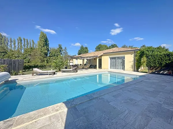 Maison contemporaine T5 avec piscine et double garage - 5min