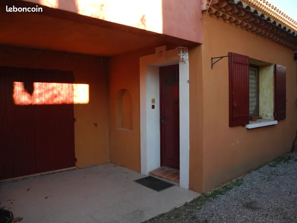 Bel appartement avec terrasse couverte et parking, cheminée, propriété sécurisée, proche CV