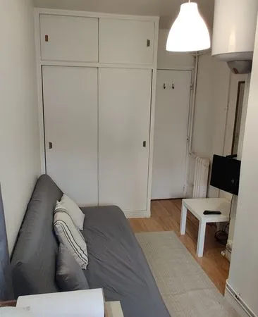 Studette ensoleillée de 10 m² au calme - Internet et chauffage inclus - Disponible le 1er novembre