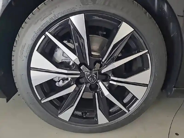 Peugeot 308 hybrid 145 e-dcs6 — photo 13