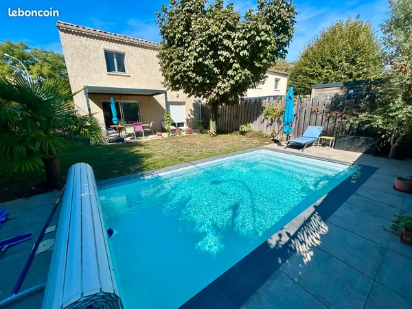 Belle maison individuelle avec piscine sans travaux à deux pas des commodités