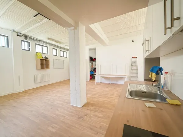 ** LOFT D'UNE SURFACE D'ENVIRON 97m2 SITUE A DEUX PAS DE LA