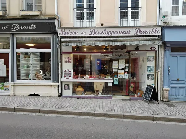 joli local avec vitrines et bureaux
