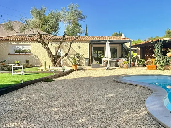 MAISON DE PLAIN PIED 3800 m2 DE TERRAIN AVEC PISCINE ET POO