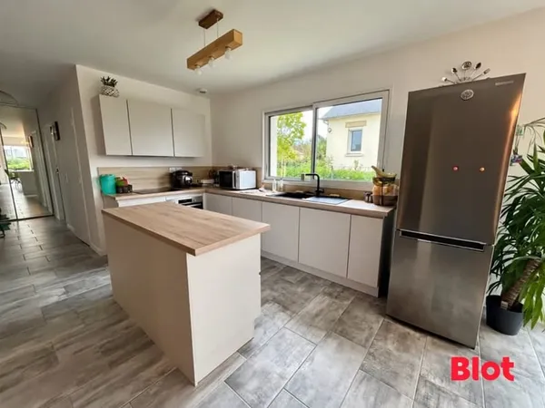 A VENDRE BLOT IMMOBILIER MAISON CONTEMPORAINE DE PLAIN PIED 4 CH - CENTRE VILLE CHARTRES DE BRETAGNE