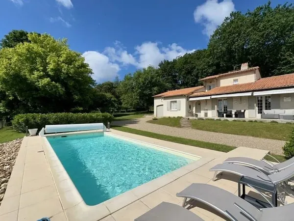Maison familiale de 3 chambres avec piscine, décorée avec goût
