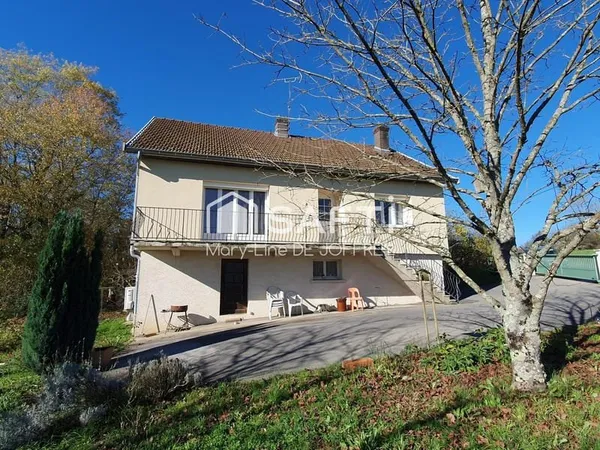 Jolie maison lumineuse sur sous-sol