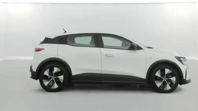 Renault Megane e-tech ev40 130ch standard charge — photo 15