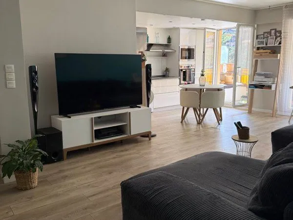 Appartement 3 pièces entièrement rénové de 70 m² avec terrasse et balcon - Menton