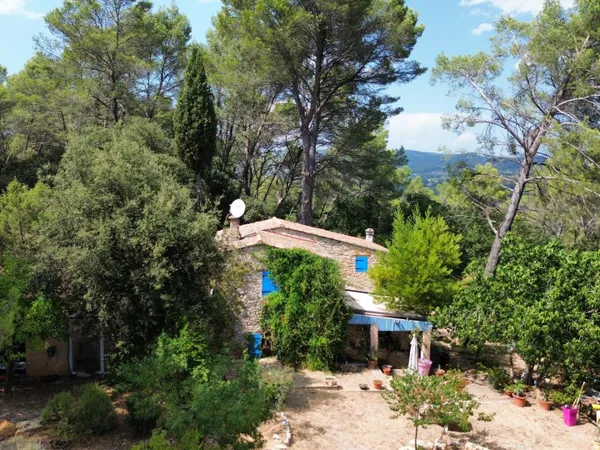 Carcès - Propriété de caractère en pierre sur plus de 7 hectares dans un écrin de nature