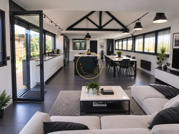 LOFT avec grande terrasse et double garage.
