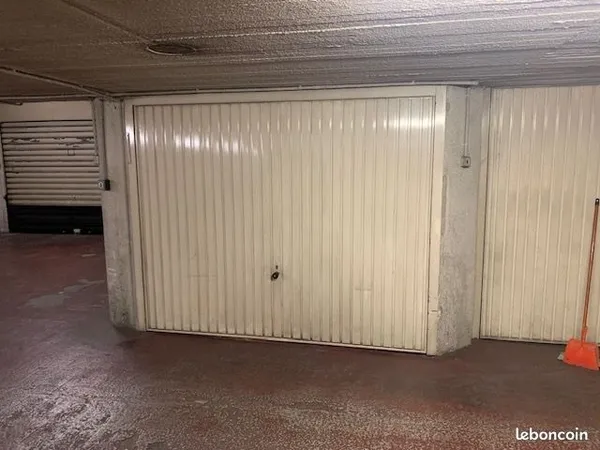Grand garage fermé 2 places