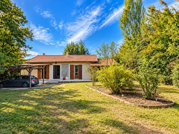 Maison de plain pied implantée sur un terrain arboré de 2 000 m²
