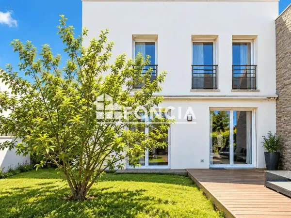 Appartement 2 pièces de 44 m² avec jardin privatif de 110 m² et 2 parkings - Résidence récente 2015