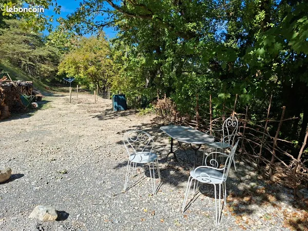 Studio meublé au Rez-de-jardin d'une maison avec grand jardin