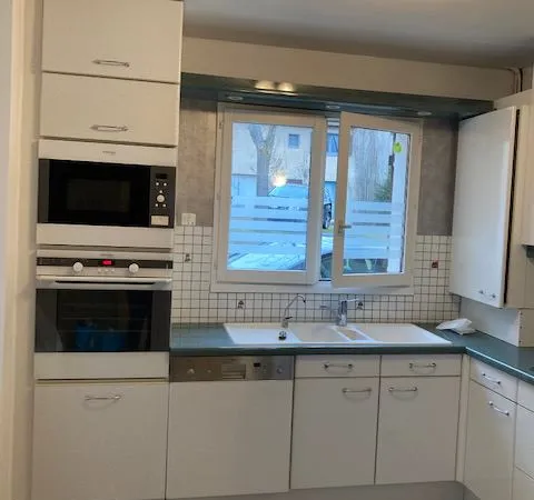 Une jolie chambre d'une maison avec jardin/parking