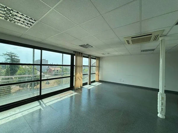 Bureaux 606 m²