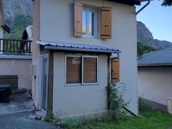 Maison sur 3 etages, 12 couchages une cave de 20 m2