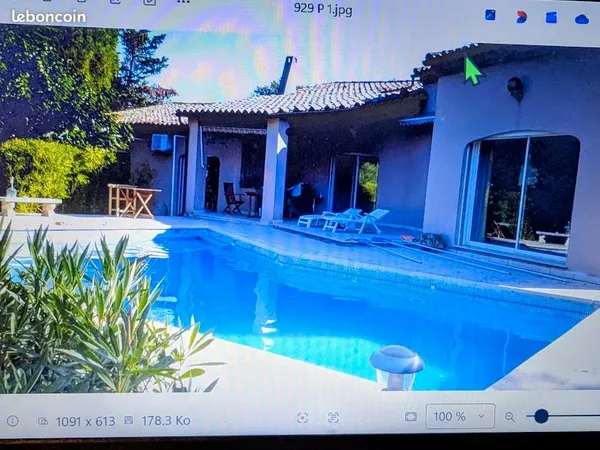 Confortable maison d'architecte de plain pied avec piscine