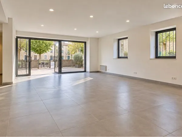 à louer - local commercial 70 m² avec terrasse - centre de gramat