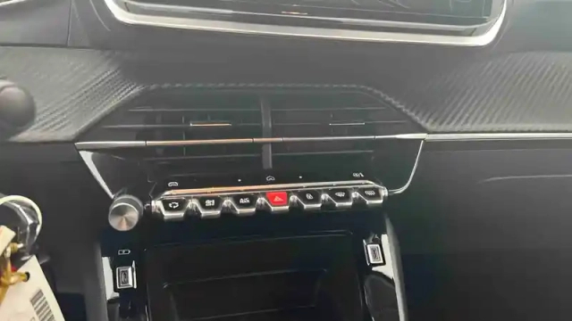 Peugeot 208 puretech 75 s&amp;s bvm5 — photo 58
