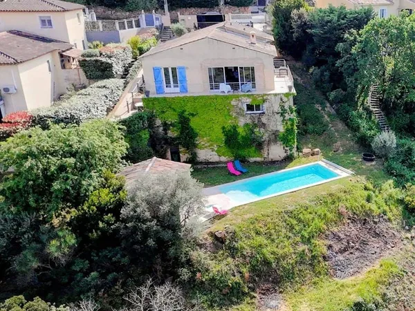 Maison 10 pièces 236 m²