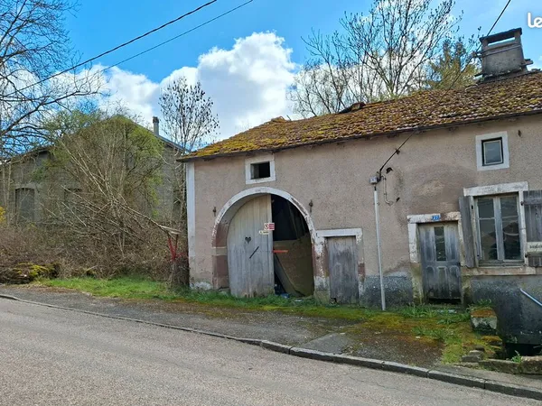 Maison de village. Maison individuelle inachevée - avec bâtiment professionnel - fort potentiel