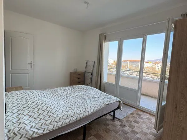 Grande chambre avec salle d'eau privative et balcon - 790 CC - Annemasse centre