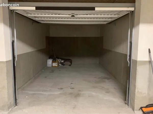 Garage à vendre dans une résidence privée au pontet